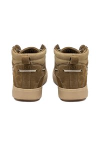 Zapatillas de ante marrón de caña media con cuello acolchado, cordones planos y una suela de goma beige. Costuras de contraste y una tirador en el talón.