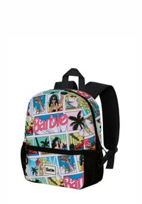 Mochila con un colorido collage de ilustraciones de Barbie, predominantemente rosa, con acentos en negro y correas ajustables, fabricada en un material texturizado.