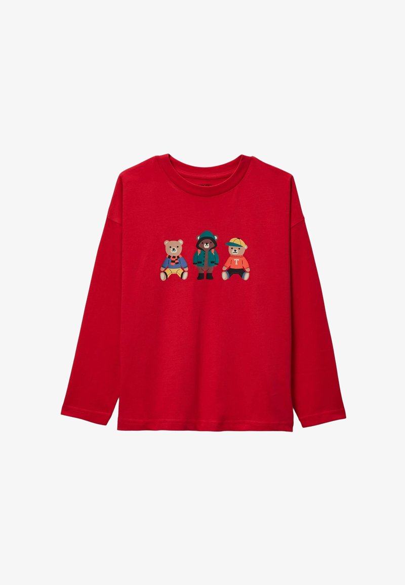 T-shirt rouge à manches longues avec un motif de trois ours dessinés en style cartoon portant différentes tenues, imprimé à l'avant sur un tissu lisse.