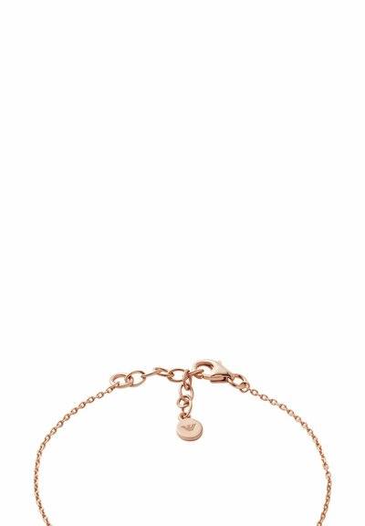 Roséguld metallarmband med små kedjeförbindelser och en karbinhake, med en rund berlock accentuerad med en minimalistisk logotypdetalj.