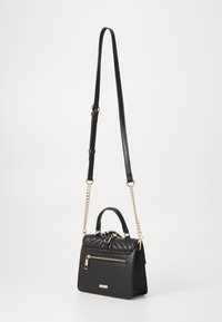 Borsa nera con tracolla a catena, texture trapuntata, forma rettangolare, dettagli in oro, tasca con zip frontale, design compatto.