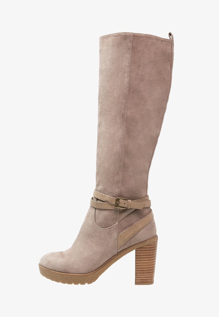 Knee-high boty z taupe nubuku s blokovým dřevěným podpatkem, dekorativním páskem kolem kotníku a zaoblenou špičkou.
