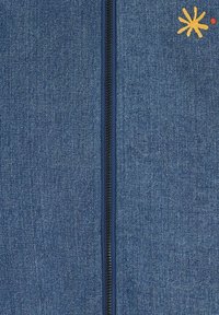 Veste en denim avec fermeture éclair à l'avant, présentant une texture lisse dans une teinte bleu moyen et un détail brodé jaune près de l'épaule.