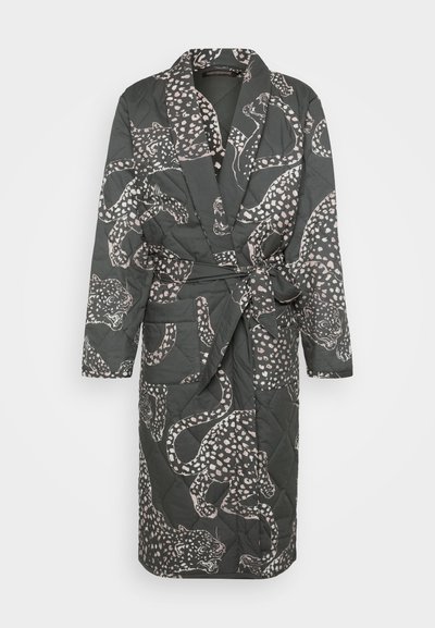 Tumši pelēkā džakarda halāts ar leoparda rakstu rozā un baltā krāsā, ar jostu, apkakli un divām priekšējām kabatām.