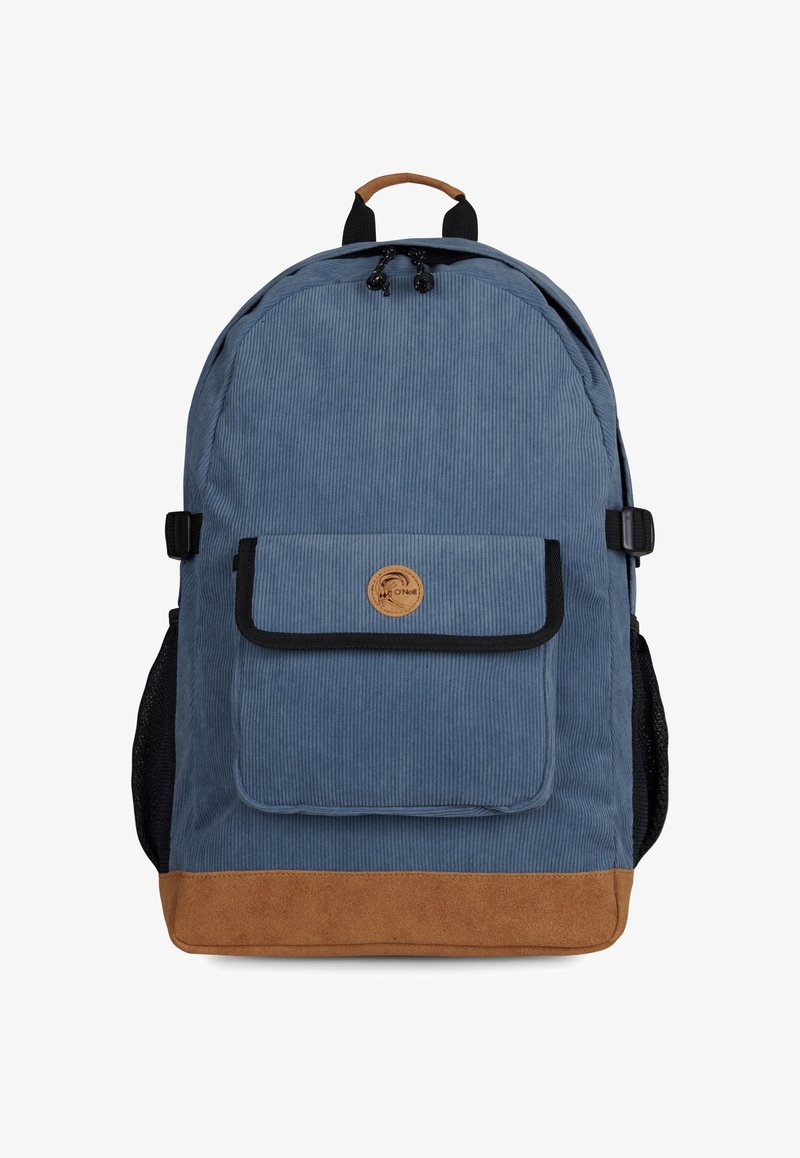 Sac à dos en velours côtelé bleu avec un fond en daim marron, des bretelles ajustables, une poche avant et une poche latérale en mesh noir. Design avec un haut rond.
