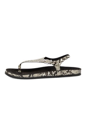 Sandalia plana con suela negra y tiras beige con estampado de piel de serpiente, que cuenta con una hebilla lateral ajustable y una tira para el dedo.