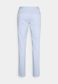 Hellblaue Hose mit glatter Textur, mit einem geraden Bein-Design, zwei Gesäßtaschen und dezentem Logo-Detail.