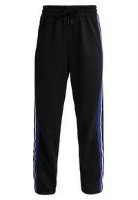 Svarta joggerbyxor med elastisk midja, med blåa och vita ränder längs sidorna. Mjukt material med en lös passform.