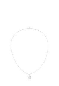 Strieborný náhrdelník s reťazou a príveskom v tvare kvetu, ktorý má textúrovaný dizajn a bezpečné zapínanie. Prívesok je stredový a výrazne zobrazený.