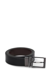 Juodas odinis diržas su tekstūruota danga, turintis stačiakampį sidabrinės spalvos metalinį sagtį. Reguliuojamo ilgio su lygiu vidiniu pamušalu.