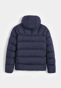 Veste matelassée bleu marine avec capuche, présentant un design matelassé, un tissu texturé et une coupe décontractée. Sans fermetures visibles ni ornements.