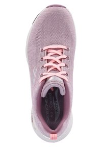 Ljuslila träningsskor med en texturerad mesh-ovandel, rosa snören och en vadderad sula. Har logotyp på sidan och en vadderad krage.