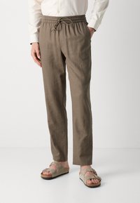 Les Deux PATRICK PANTS - Pantaloni - brown