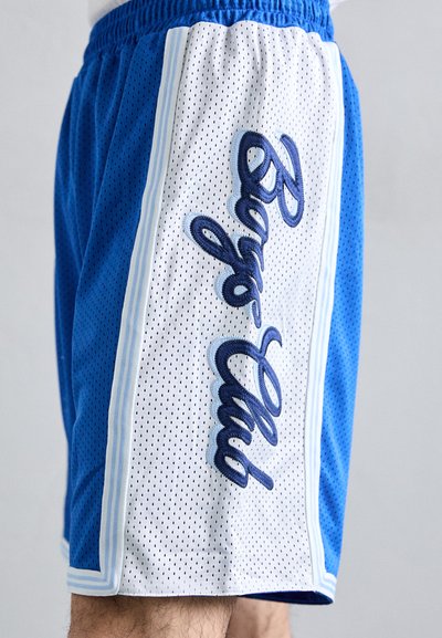 Blå athletic shorts laget av mesh-stoff med en hvit sidepanel, med mørkeblå brodert tekst "Boys Club" og kontrastfargede lyseblå striper.