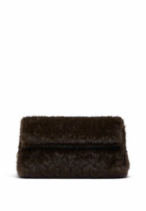 Borsa clutch rettangolare marrone scuro ricoperta di morbida pelliccia con chiusura a patta, su sfondo bianco.