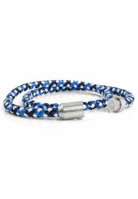 Tkan bracelet v modri, beli in črni barvi z metalnim zapiralom in logotipnimi poudarki; teksturiran, fleksibilen dizajn.