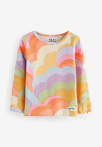 Camiseta de manga larga de canalé con un patrón de nubes multicolores en tonos pastel de rosa, naranja, verde y morado. Detalle de dobladillo en forma de ondas.