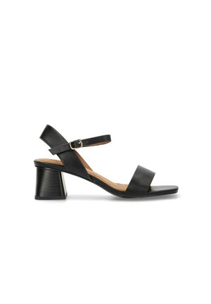 Sandal de tacón negro de cuero con punta abierta, correa ajustable en el tobillo y un tacón de bloque cónico texturizado. Suela plana y diseño minimalista de tiras.