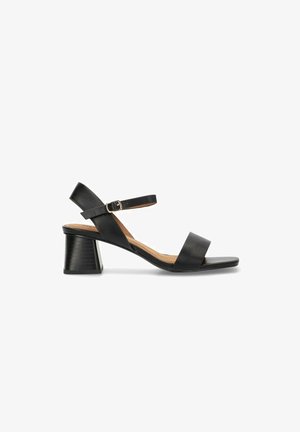 Sandal de tacón negro de cuero con punta abierta, correa ajustable en el tobillo y un tacón de bloque cónico texturizado. Suela plana y diseño minimalista de tiras.
