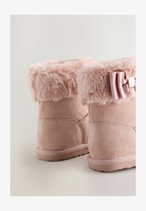 Roze antilop čizme do gležnja s umetkom od umjetnog krzna i naglaskom u obliku mašne. Imaju meku teksturu i čvrst gumeni potplat za potporu.