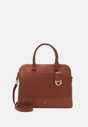 Hnědá kabelka z umělé kůže s pevnou konstrukcí, zlatými kovovými doplňky, dvěma horními uchy a odnímatelným nastavitelným ramenním popruhem.