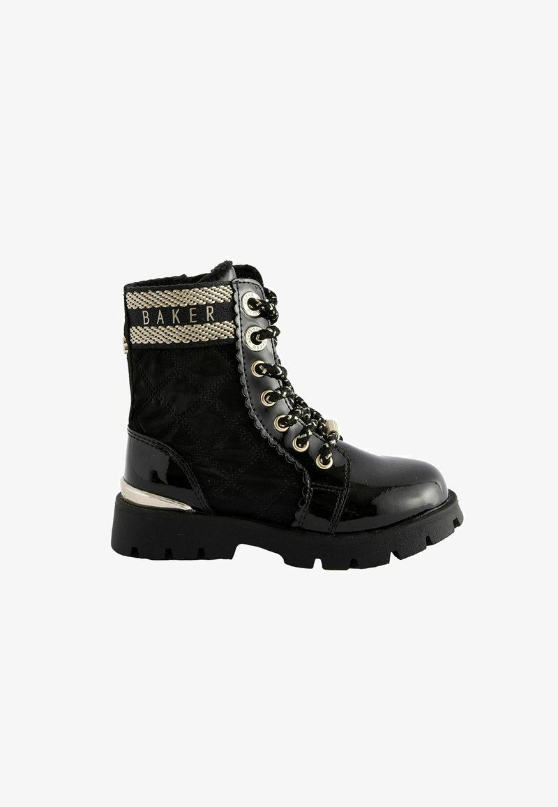 Juodas lakinės odos karių botas su siuvinėtu tekstūros paviršiumi, metaliniais akcentais, auksiniais įmautėmis ir tekstūruotomis juodomis raištelėmis; turi dekoratyvinę logotipo juostą.