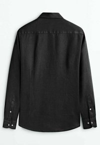 Zwarte blouse met lange mouwen, knopsluiting en klassieke kraag, van achteren weergegeven op een effen witte achtergrond.