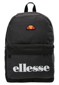 Sac à dos gris foncé avec fond et poche avant noirs, avec un petit logo orange et rouge et un grand texte blanc "ellesse" sur la poche avant.