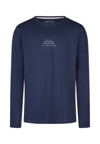 Granatowa, długorękawowa koszulka z miękkiego materiału, z okrągłym dekoltem i białym napisem "NIEOGRANICZONA PRZYGODA" na przodzie.