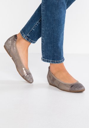 Ballerina's in metallic taupe leer, met een glinsterende zilveren neuskap en subtiele accenten aan de achterkant. De zool is lichtbruin en flexibel.