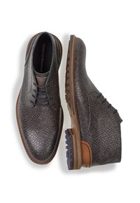 Chaussures en cuir marron texturé avec un motif reptile, bout rond et semelle en caoutchouc contrastante. Conçues avec un laçage et des accents cousus.