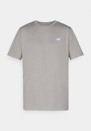 Camiseta gris de manga corta hecha de una tela suave, con un logo sutil en azul claro en el lado izquierdo del pecho. Cuello redondo, corte regular.