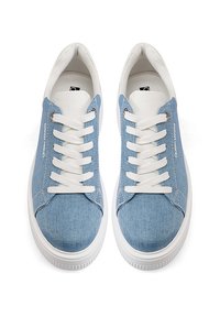Sneaker in denim blu con lacci bianchi, suola in gomma bianca e linguetta liscia. Presenta dettagli di cucitura e un logo impresso di lato.
