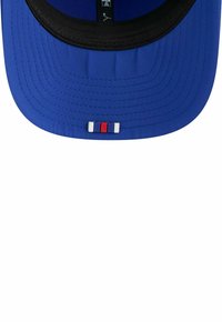 Blaue Kappe mit schwarzem Schirm, die an der Vorderseite ein kleines rotes, weißes und blaues Detail aufweist. Hergestellt aus glattem Stoff mit sichtbaren Nähten.