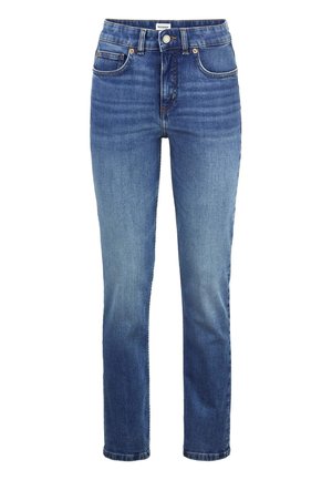 Blauwe jeans met rechte pijpen, licht vervaagd op de dijen en knieën, voorzien van voorzakken, riemlussen en een metalen knoopsluiting.