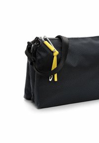 Borsa nera con texture e dettagli gialli, dotata di chiusura a zip e tracolla staccabile. Realizzata in materiale resistente, design compatto.