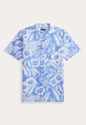 Jasnoniebieska koszula na krótki rękaw z białymi tropikalnymi kwiatowymi i liściastymi wzorami, drewnianymi guzikami oraz klasycznym kołnierzykiem.