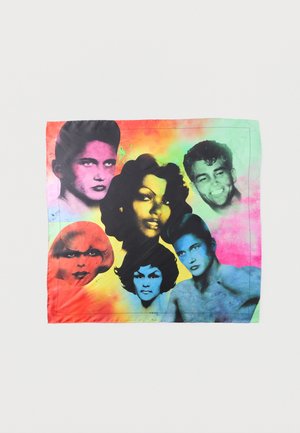 Collage af seks stiliserede menneskelige ansigter i forskellige farver på en batikbaggrund, inklusive en mandlig figur uden skjorte.