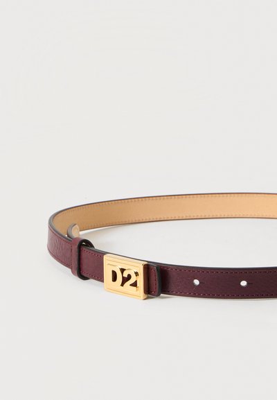 Ceinture en cuir rouge foncé avec une boucle rectangulaire dorée portant les lettres D2, présentée sur un fond blanc uni.