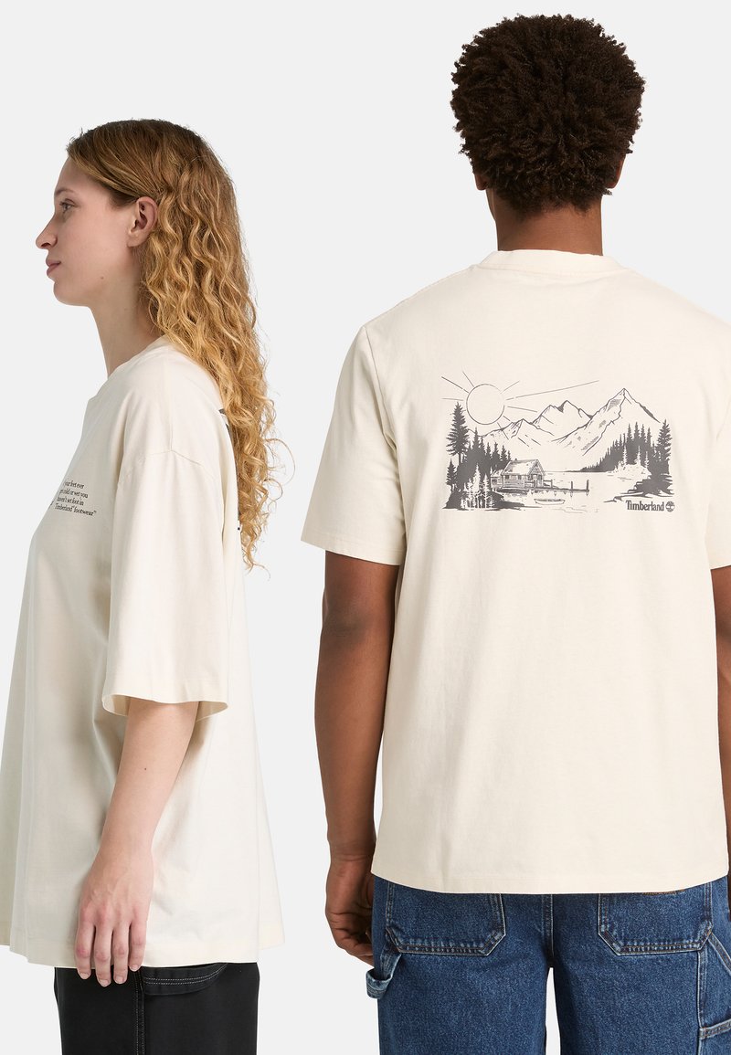 Timberland LAKE HOUSE BACK GRAPHIC TEE. - Triko s potiskem - natural