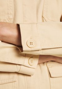 Monki Tunn jacka - beige