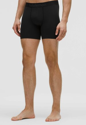 - Bokserki z krótkimi nogawkami