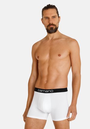 Weiße Baumwoll-Boxershorts mit einem schwarzen elastischen Bund, auf dem das "camano"-Logo zu sehen ist. Das Material wirkt glatt und eng anliegend.