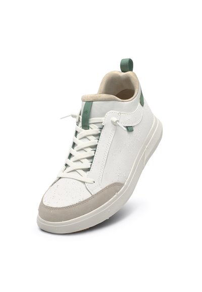 Basket haute blanche avec des accents verts, présentant une tige texturée, un capuchon en suède et un col rembourré pour plus de confort.