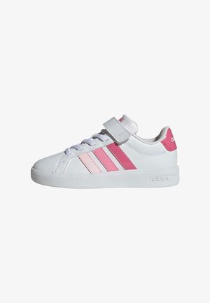 Sneaker Adidas bianca con strisce sfumate rosa, chiusura frontale con lacci e una singola fascia in velcro sulla parte superiore, vista laterale.