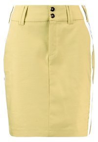 Falda beige hasta la rodilla con dos botones negros en la cintura, trabillas para cinturón y rayas verticales blancas a los lados.
