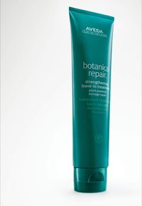 Tube turquoise du traitement sans rinçage Aveda Botanical Repair. Présente une texture lisse, du texte blanc et un emblème floral à la base.