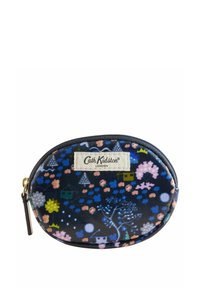 Tumesinine tõmblukuga kott, millel on rohelised, roosad ja sinised lillede ja puude mustrid. Tekstureeritud kangas, millel on silmapaistev logo silt. Ümara kujuga.