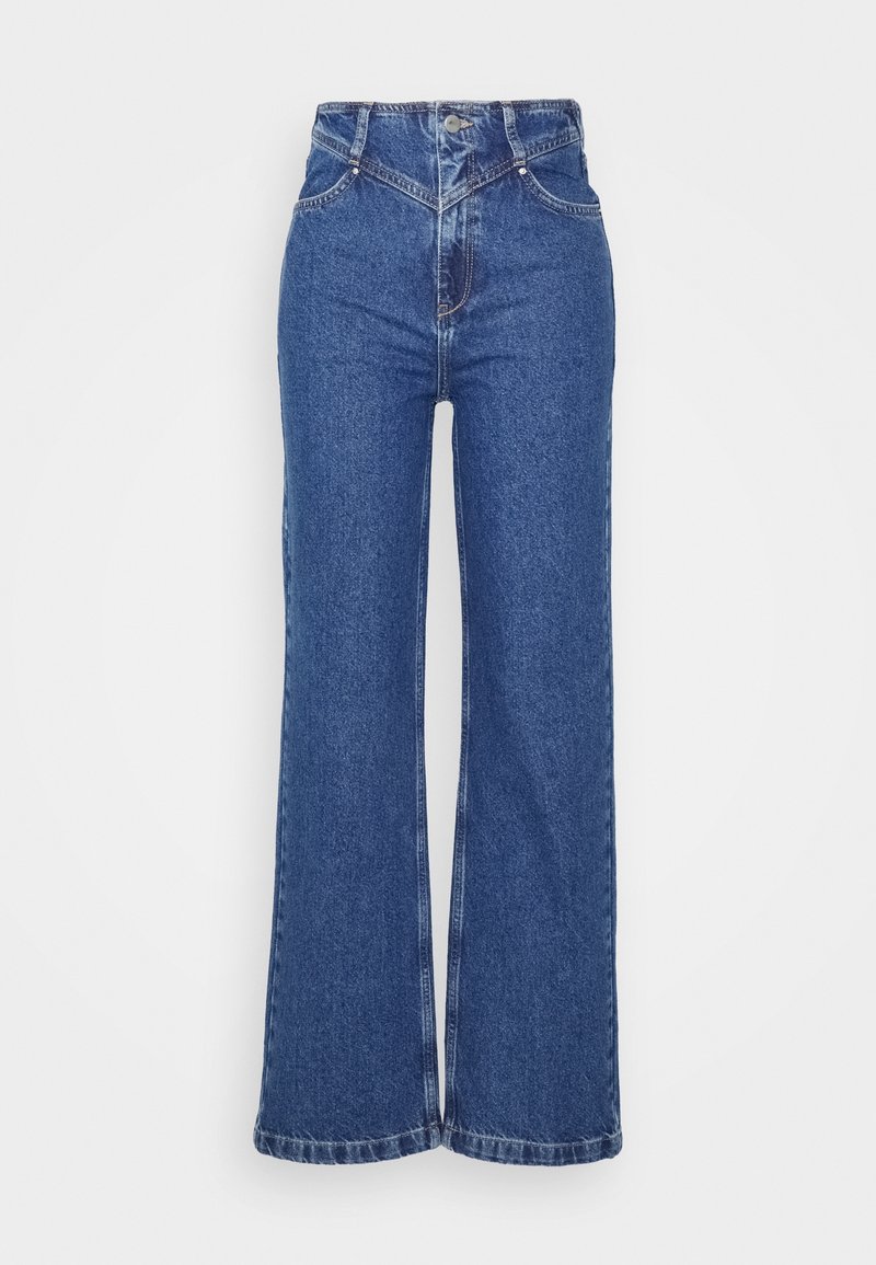 Jean en denim bleu taille haute, jambes larges, avec poches avant, fermeture par bouton, et coutures apparentes sur fond blanc.