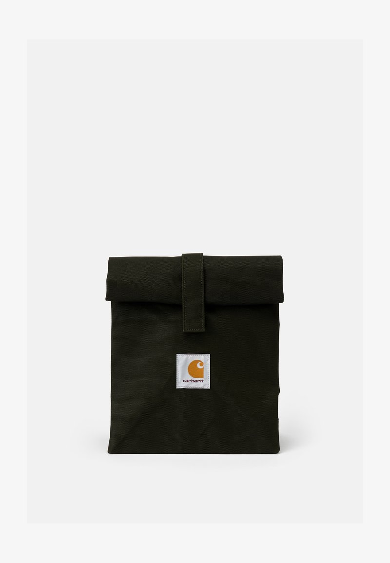 Tmavě zelená textilní taška se sklápěcím víkem. Obsahuje čtvercovou bílou etiketu se žlutým logem. Pevný materiál a jednoduchý design.